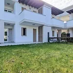 Daire Modern Flat With A Fenced Garden And Fireplace