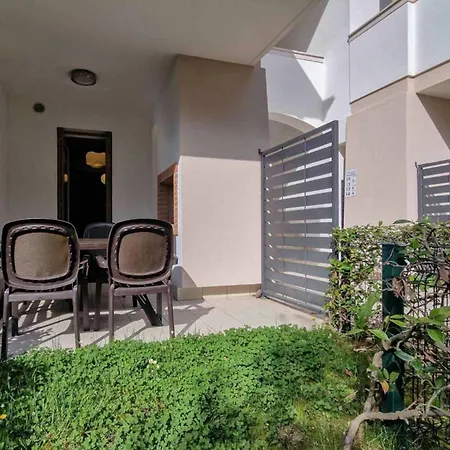 Relax By The Pool In This Modern Flat Apartmán