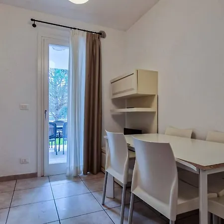 Relax By The Pool In This Modern Flat Apartmán