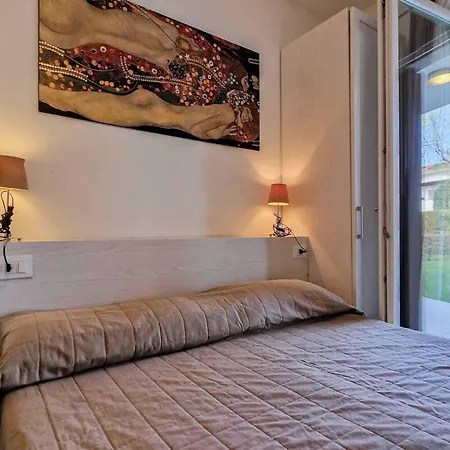 Relax By The Pool In Modern Flat Daire