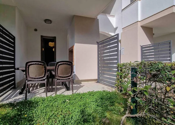 Modern Flat With A Fenced Garden And Fireplace Διαμέρισμα