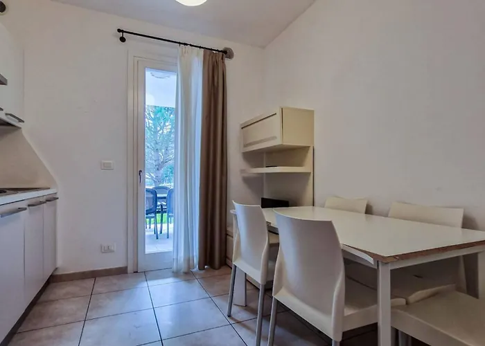 Modern Flat With A Fenced Garden And Fireplace Διαμέρισμα